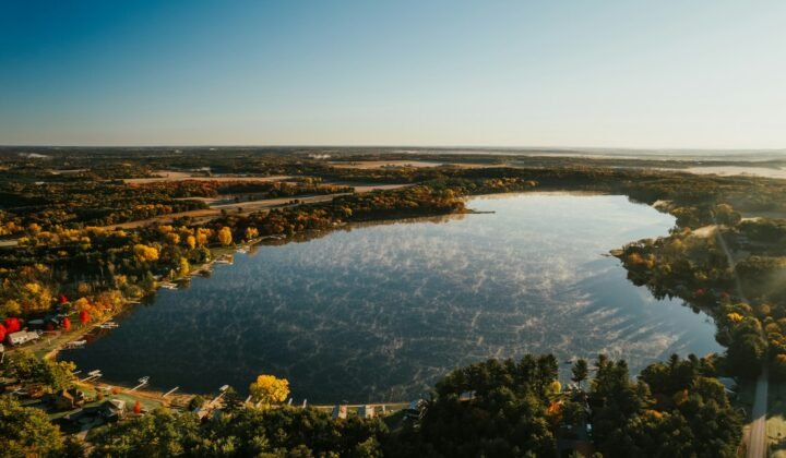 Un plongeur bénévole découvre un canoë millénaire au fond d'un lac du Wisconsin