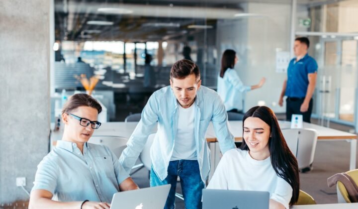 Imagem ilustrativa: Número de jovens sem estudar nem trabalhar cai abaixo de um milhão no Reino Unido