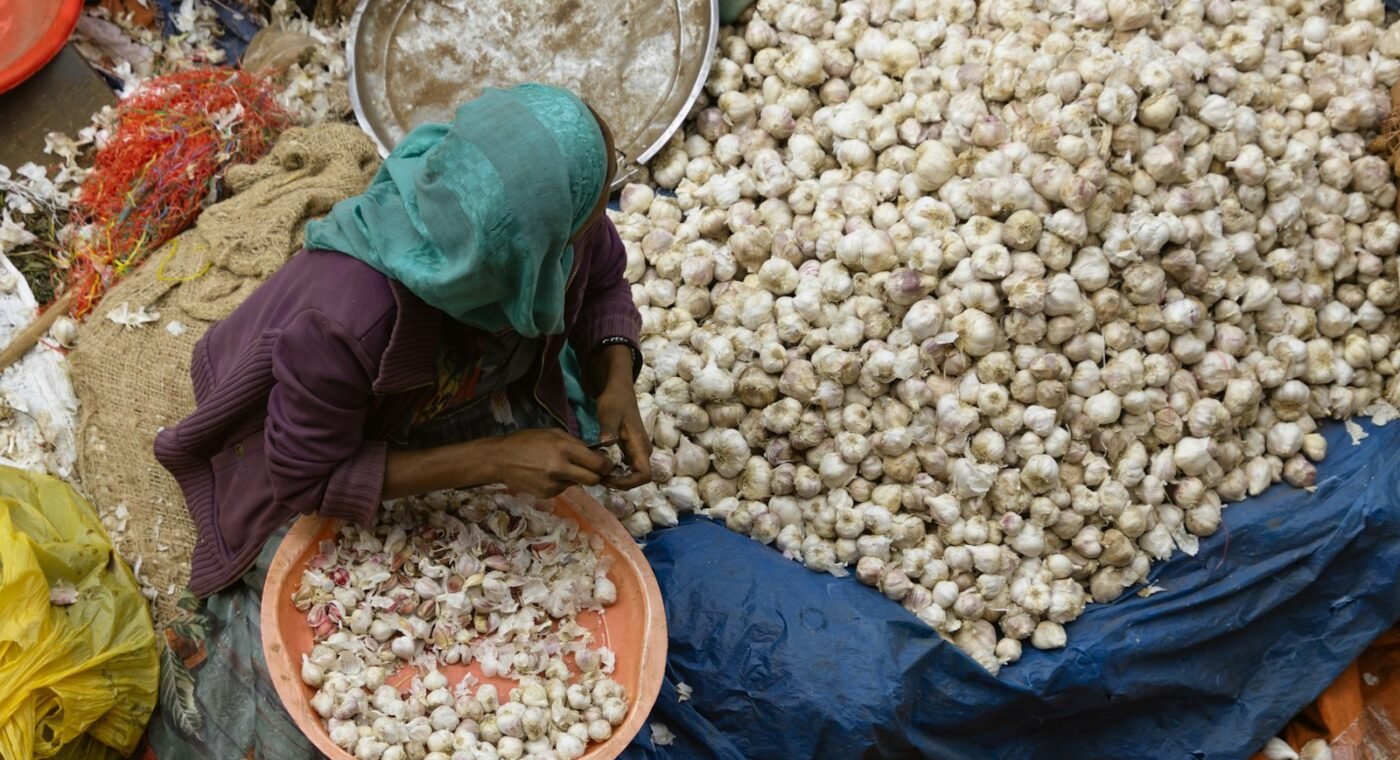 Vendedora organiza alimentos num mercado africano
