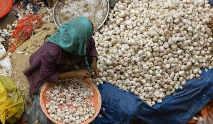 Vendedora organiza alimentos num mercado africano