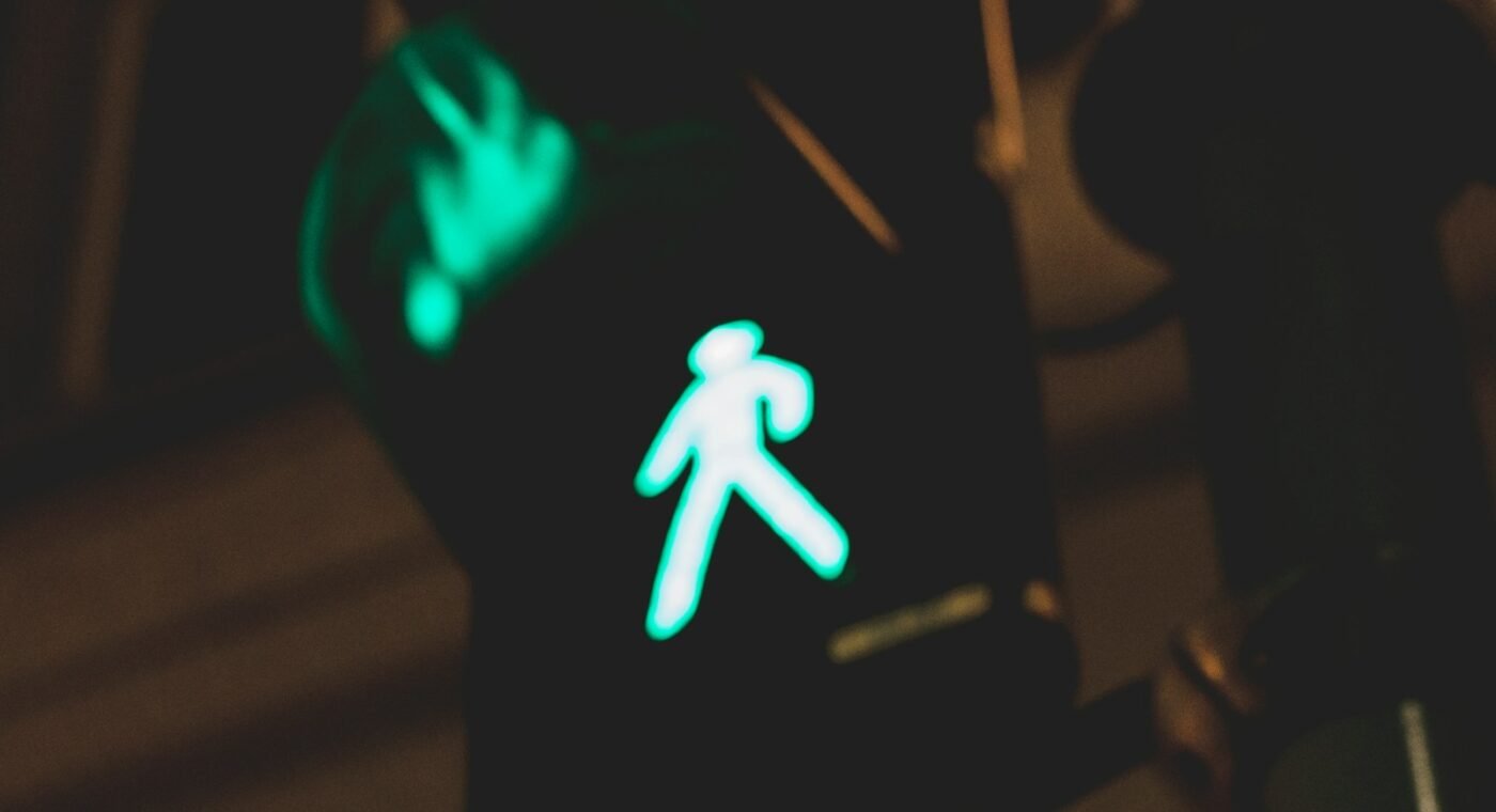 Sinais LED no chão melhoram segurança numa ponte da Noruega — fotografia Unsplash