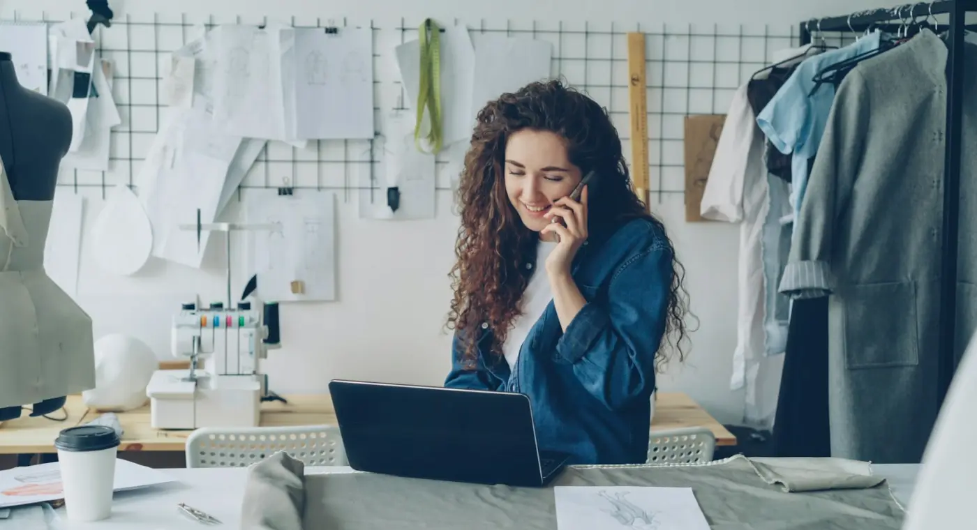 Pequena empresa a trabalhar com computador