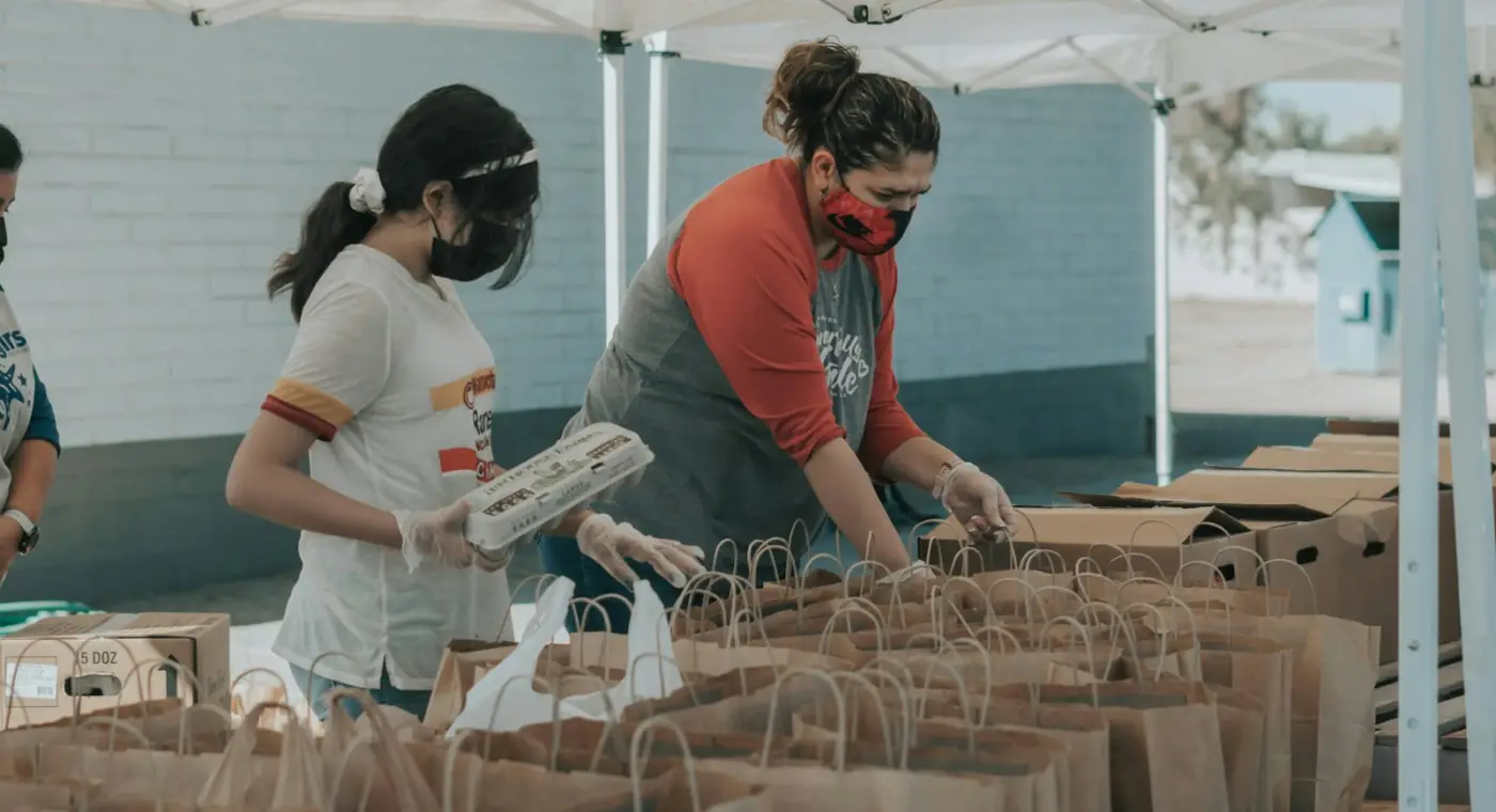 Voluntárias a preparar sacos de alimentos