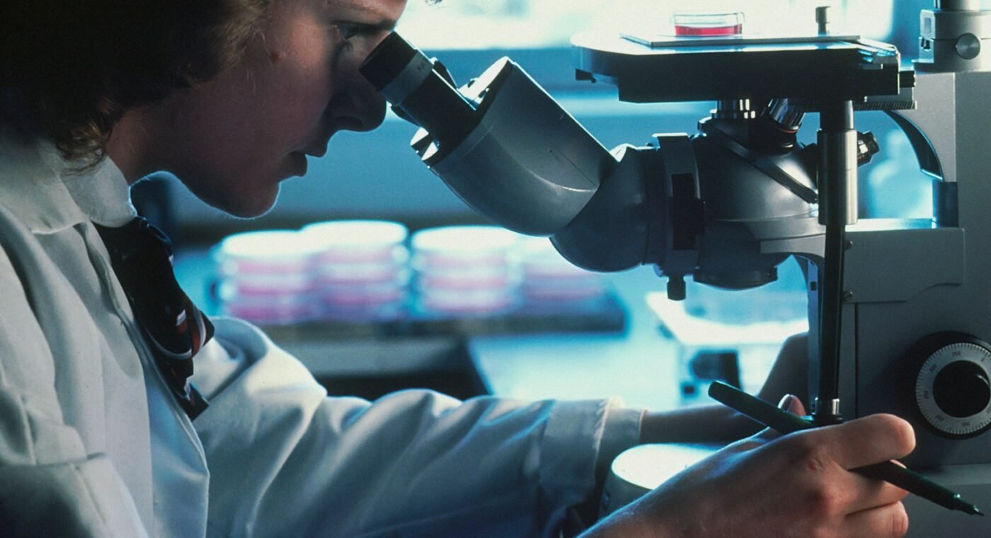 Universidade de Toronto cria base de dados aberta e IA para acelerar novos medicamentos de péptidos