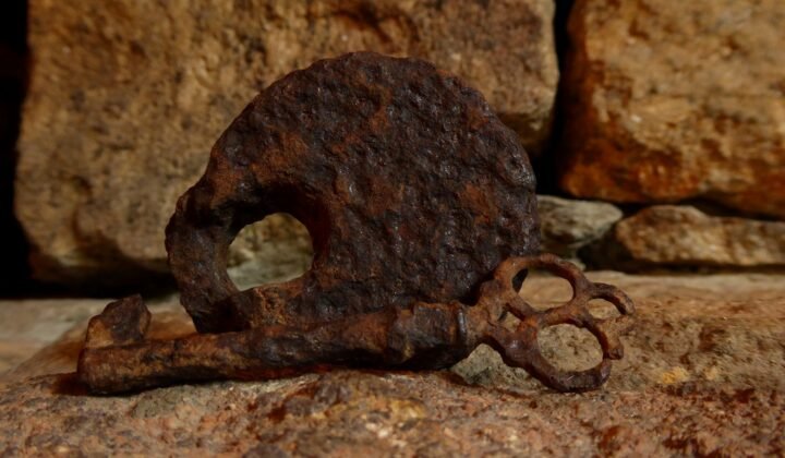 Un pendentif médiéval orné d’un saint guerrier et d’une figure aux serpents découvert dans le nord de la Russie