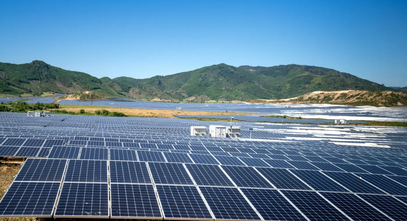 Central solar fotovoltaica num campo