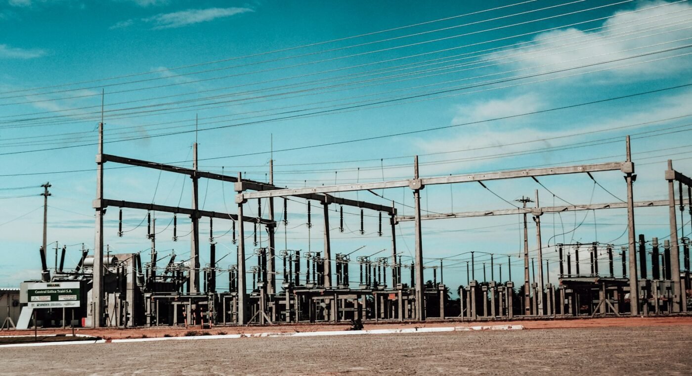 Subestação elétrica e linhas de alta tensão