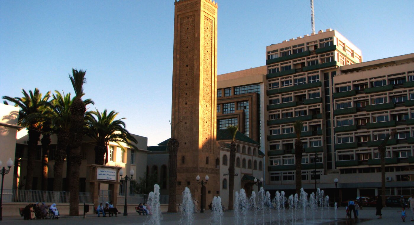 Mesquita e praça em Oujda, Marrocos
