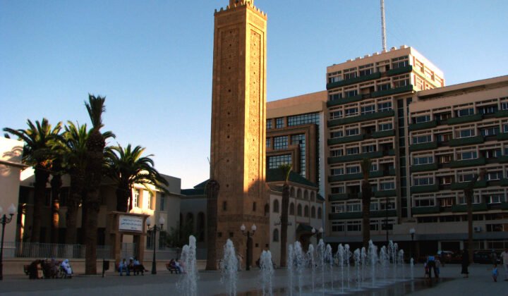 Mesquita e praça em Oujda, Marrocos