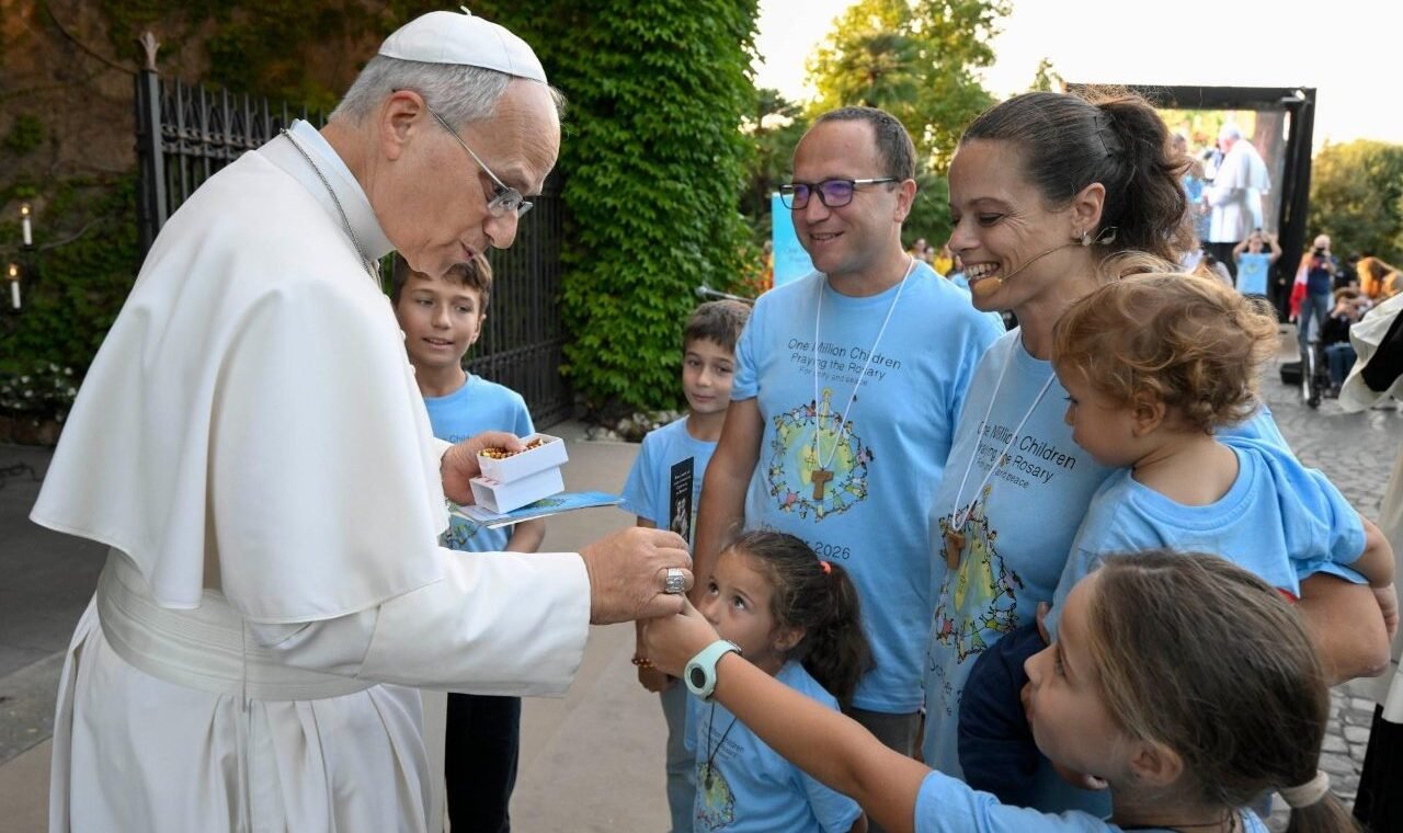 Crianças reunidas no Vaticano numa oração pela paz