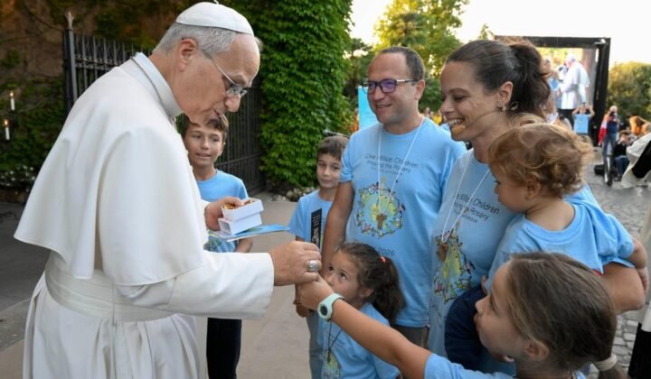 Crianças reunidas no Vaticano numa oração pela paz