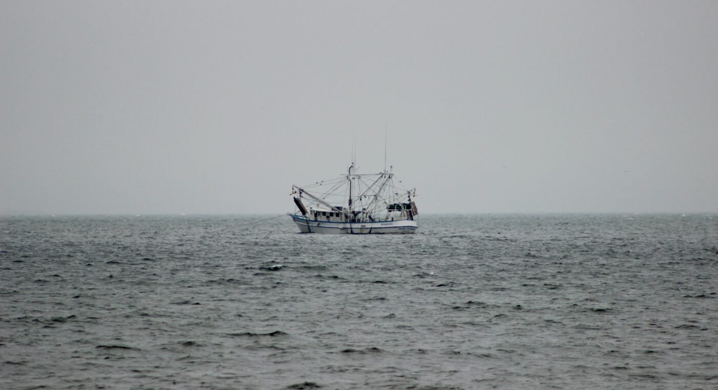 Barco de pesca artesanal no oceano