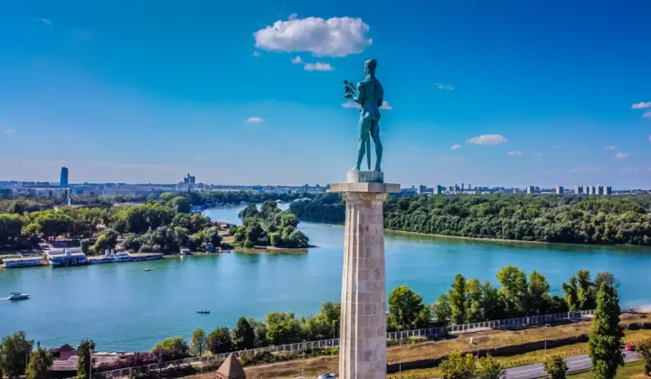 Universidade de Belgrado recebe estudantes internacionais com coro, visita à cidade e museu