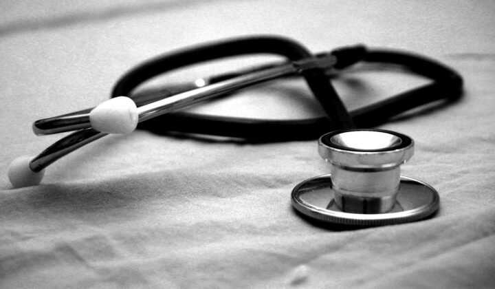 Une jeune pousse du MIT crée un adhésif chirurgical qui colle les tissus comme un ruban adhésif