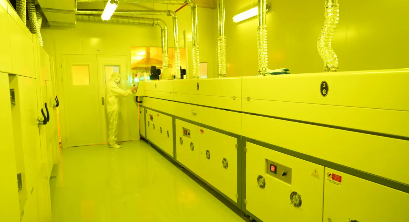 Profissional numa sala limpa de tecnologia de semicondutores