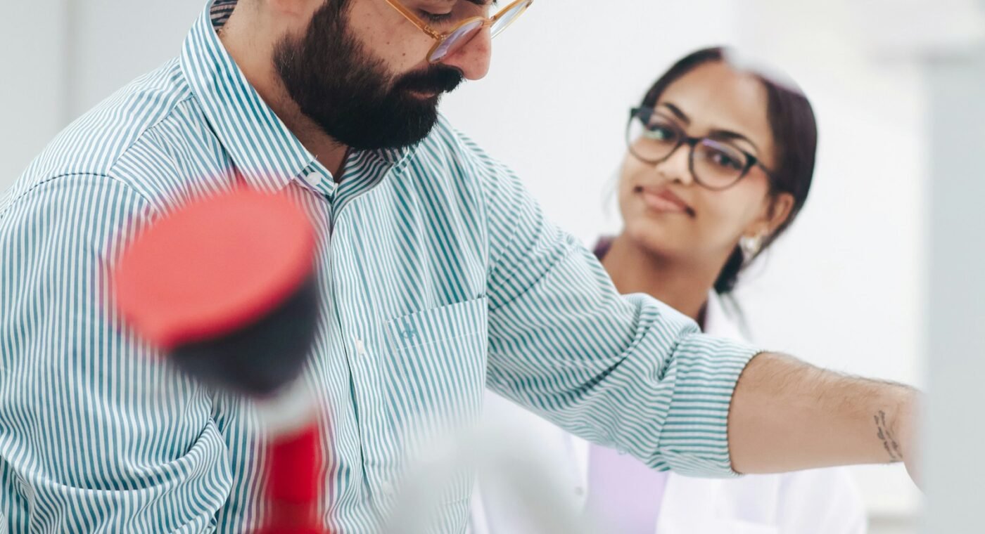 Dois cientistas trabalhando juntos num laboratório