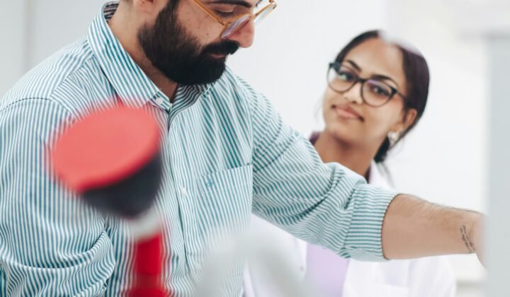 Dois cientistas trabalhando juntos num laboratório