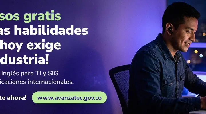 Homem colombiano num curso AvanzaTEC