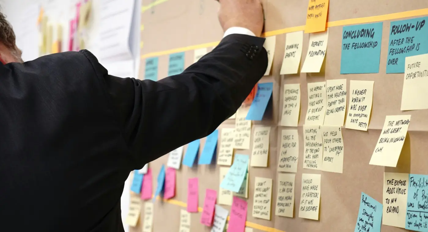 Formador a organizar ideias numa oficina de desenvolvimento profissional