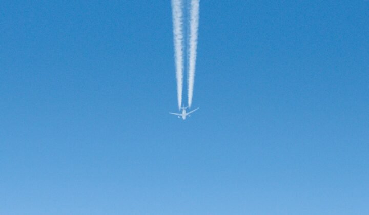 UK tests AI to reduce the climate impact of aircraft contrails
