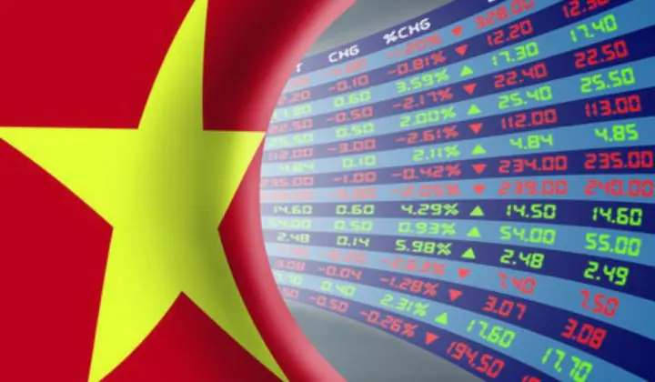 Bandeira do Vietname junto a um painel financeiro, imagem oficial sobre a subida da classificação para BBB- pela R&I